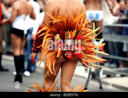 Mann gekleidet in unverschämten Kostüm zu Brighton Pride Prozession UK Stockfoto