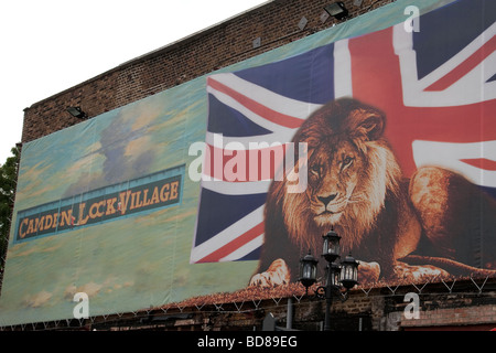 Banner in der neu restaurierten Camden Lock Village, London Stockfoto