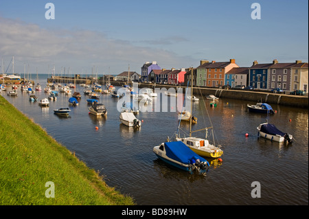 Aberaeron Hafen auf der Südseite Blick west auf das Meer an einem schönen sonnigen Tag Stockfoto