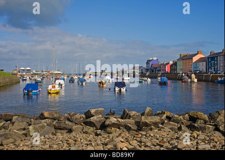 Aberaeron Hafen West Wales nach Westen heraus zum Meer an einem schönen Tag Stockfoto