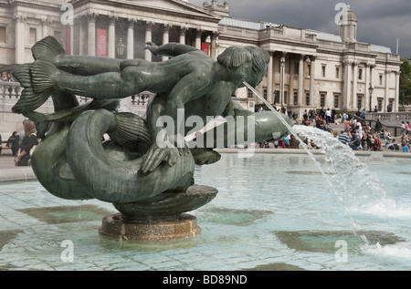 Die Meerjungfrau Brunnenfigur in einer viel befahrenen touristischen gefüllt Trafalgar Square vor der Nationalgalerie im Zentrum von London Stockfoto