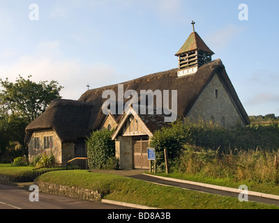 St Agnes reetgedeckten Kirche Freshwater Bay Isle Of Wight England UK Stockfoto