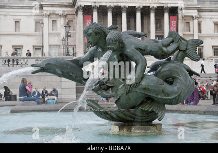 Die Meerjungfrau Brunnenfigur in einer viel befahrenen touristischen gefüllt Trafalgar Square vor der Nationalgalerie im Zentrum von London Stockfoto