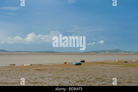 Bei Ebbe auf dem Sand gestrandete Boote, Morecambe Bay. VEREINIGTES KÖNIGREICH Stockfoto