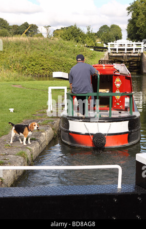 Caen Hill Locks auf dem Kennet und Avon Kanal fährt ein Narrowboat 29 Schleusen zwischen Rowde und Devizes Wiltshire Stockfoto