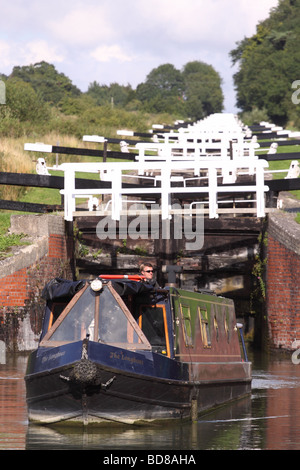 Caen Hill Locks auf dem Kennet und Avon Kanal fährt ein Narrowboat 29 Schleusen zwischen Rowde und Devizes Wiltshire Stockfoto