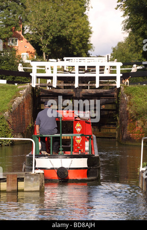 Caen Hill Locks auf dem Kennet und Avon Kanal fährt ein Narrowboat 29 Schleusen zwischen Rowde und Devizes Wiltshire Stockfoto