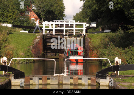 Caen Hill Locks auf dem Kennet und Avon Kanal fährt ein Narrowboat 29 Schleusen zwischen Rowde und Devizes Wiltshire Stockfoto