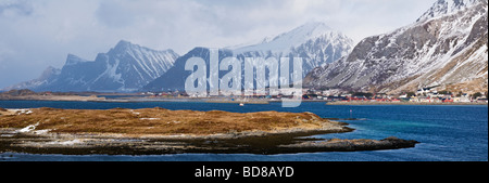 Blick über Selfjord in Richtung Ramberg und Flakstadøya, angezeigte Form in der Nähe von Fredvang, Lofoten Inseln, Norwegen Stockfoto