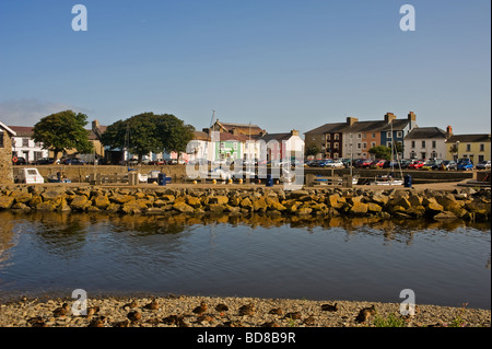 der innere Hafen von Aberaeron an einem Sommertag am Morgen, Blick nach Norden Stockfoto