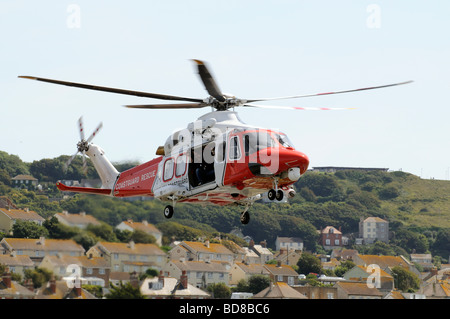 Küstenwache Rettungshubschrauber G CGWB im Endanflug zu seiner Unterseite an Osprey Kai auf Portland Dorset UK Stockfoto