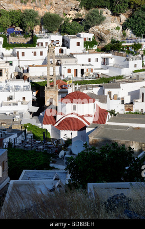 Blick über Lindos in Richtung Panagia Kirche Rhodos Insel Dodekanes Griechenland Stockfoto