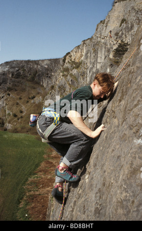 Junger Mann Klettern in die Avon-Schlucht in der Nähe von Bristol Stockfoto
