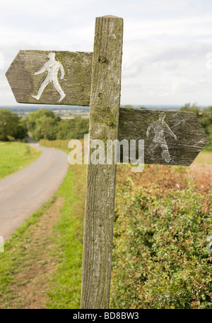 Ein Wegweiser für Wanderer auf dem Fußweg Cotswold Way in Gloucestershire, England UK Stockfoto