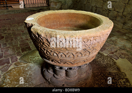 Spanien, Jakobsweg: Taufbecken in der Iglesia Nuestra Senora De La Asuncion in Boadilla del Camino Stockfoto