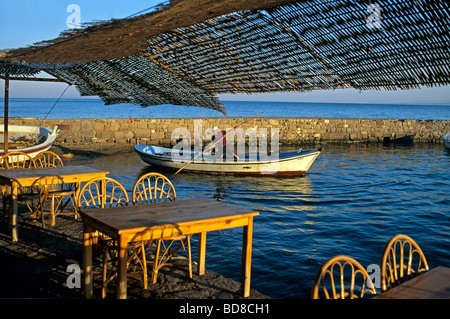 Kleines Boot im Hafen an der ägäischen Küste bei Assos, Türkei Stockfoto