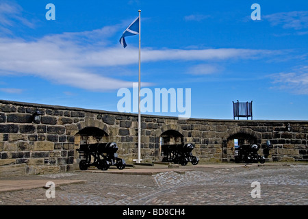 Half Moon Battery im Edinburgh Castle mit der Flagge von Saltyre oder St Andrew's Cross, die gegen einen blauen Himmel fliegt. Stockfoto