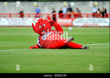 Crawley Town Fußball Club Maskottchen ein Roter Teufel unterhält die Massen vor dem Kick off Stockfoto