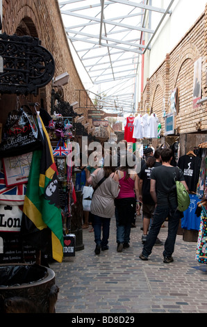 Shopper im neu renovierten Teil des Stables Market, Camden Stockfoto