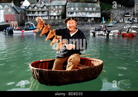 Fischräucherei und maritime Historiker Mike Smylie in Coracle mit geräucherten Hering auf dem Clovelly Hering Festival Devon UK Stockfoto