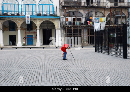 Glöckner in Alt-Havanna mit dem Geburtstagsbanner von Fidel Castros 80. Geburtstag Wandern Stockfoto