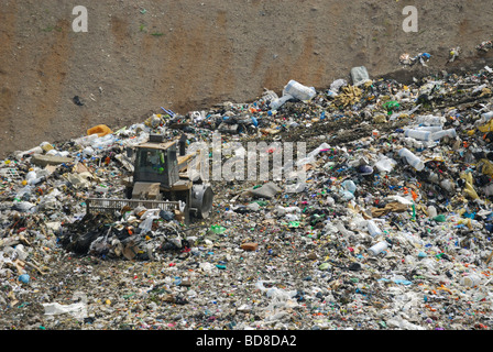 Ein Traktor-Verdichter arbeiten in einer Deponie in Frankreich. (Lothringen) Stockfoto