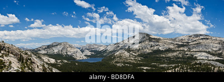 Tenaya See und Granit Gipfel von Olmsted point Yosemite National Park in Kalifornien gesehen Stockfoto
