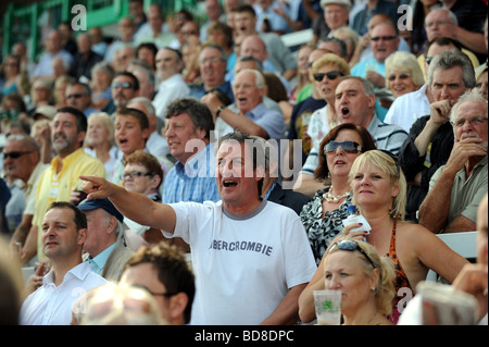 Racegoers bei Brighton Rennen anfeuern der Läufer und Reiter UK Stockfoto