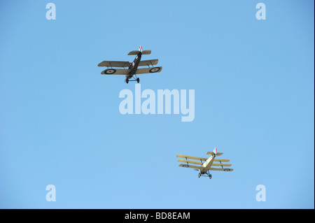 Replik des 1. Weltkrieges Flugzeuge Durchflug im folgenden die Beerdigung von ww1 Veteran Henry Allingham am St.-Nikolaus-Kirche in Brighton Stockfoto