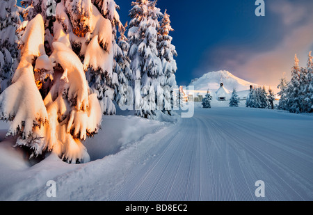 Timberline Lodge und Mt. Hood mit Ski-Abfahrt nach schweren Schnee neu Oregon Stockfoto