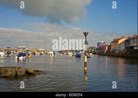 Hafen von Aberaeron West Wales genommen von der Brücke west mit Blick auf Meer Stockfoto