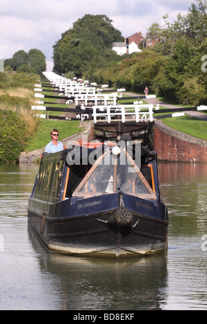 Caen Hill Locks auf dem Kennet und Avon Kanal fährt ein Narrowboat 29 Schleusen zwischen Rowde und Devizes Wiltshire Stockfoto