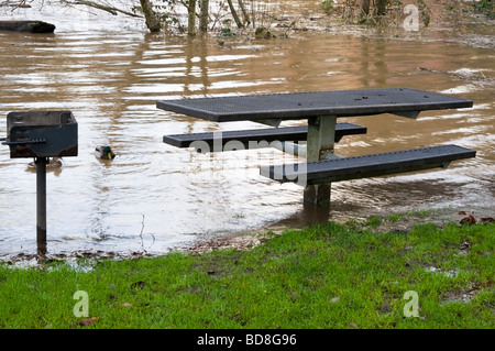 Picknick-Bereich ist mit überquellenden Flusswasser nach Winterstürmen überflutet. Stockfoto