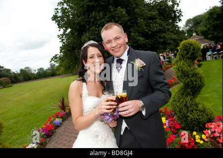 Braut und Bräutigam mit Getränken nur nach der Heirat Stockfoto