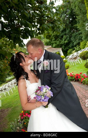 Braut und Bräutigam küssen nur nach der Heirat Stockfoto