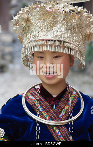 Porträt lange Rock Miao Mädchen in formalen Kostüm Guizhou Provinz China Stockfoto