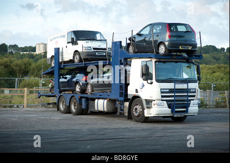 LKW LKW PKW Transporter sammeln von Autos und Lieferwagen für Reparatur Stockfoto