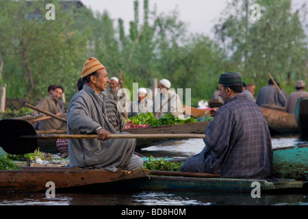 Eine schwimmende Gemüsemarkt auf See Dal, Srinagar, Kaschmir Stockfoto