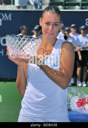 Flavia Pennetta Italiens zeigt ihre Trophäe nach dem Gewinn der 2009 Los Angeles Tennis Championship WTA Tennis-Event. Stockfoto