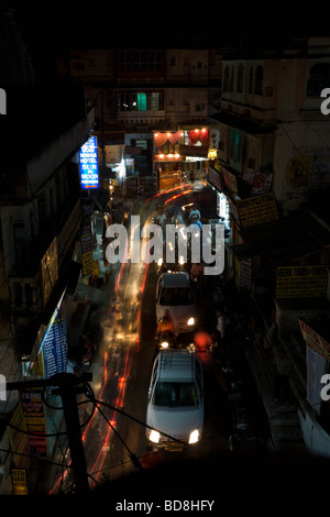 Hohen Aussichtspunkt über eine Nacht Straßenszene in Udaipur, Indien Stockfoto