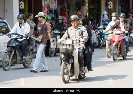 Menschen, die Reiten Roller/Mopeds in Vietnam in Hanoi Stockfoto