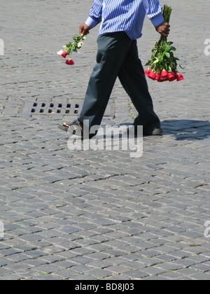 asiatische Einwanderer verkauft Rosen für Touristen in Rom Italien Stockfoto