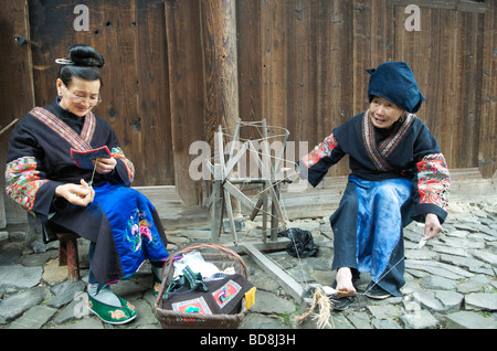 Zwei lange Rock Miao-Frauen Spinnen und Sticken der Provinz Guizhou, China Stockfoto