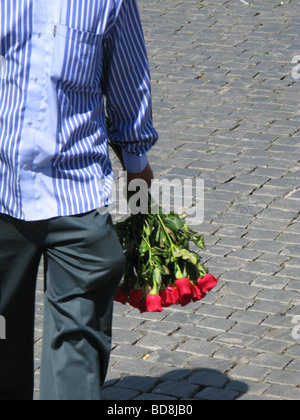 asiatische Einwanderer verkauft Rosen für Touristen in Rom Italien Stockfoto