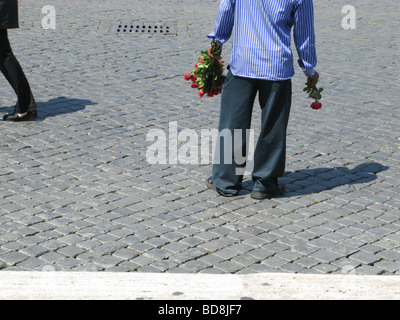 asiatische Einwanderer verkauft Rosen für Touristen in Rom Italien Stockfoto