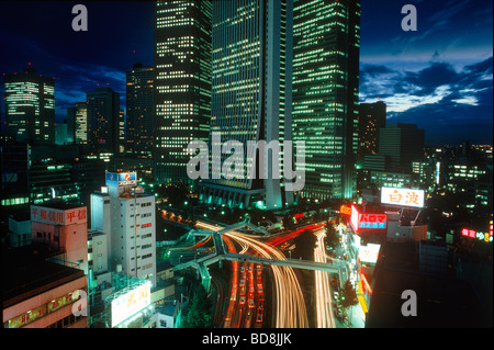 Tokio-Verkehr und Wolkenkratzer in der Nacht im Bezirk Shinjuku Stockfoto