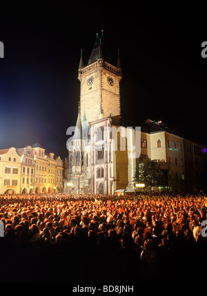Altstädter Ring-Konzert in der Nacht mit Massen von Menschen und Altstädter Rathaus in Prag Stockfoto