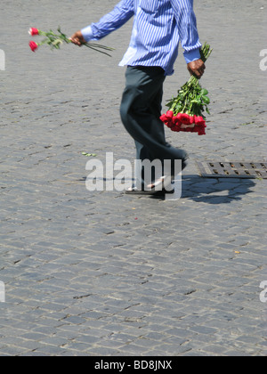 asiatische Einwanderer verkauft Rosen für Touristen in Rom Italien Stockfoto