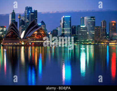 Helle Nachtlichter reflektiert Skyline von Sydney Opernhaus was in ruhigen Gewässern der Hafen Stockfoto