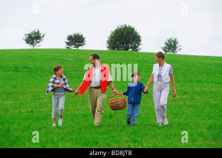 Familie von vier Kreuzung Ackerland mit Picknick-Korb in Bayern bei München, Deutschland Stockfoto